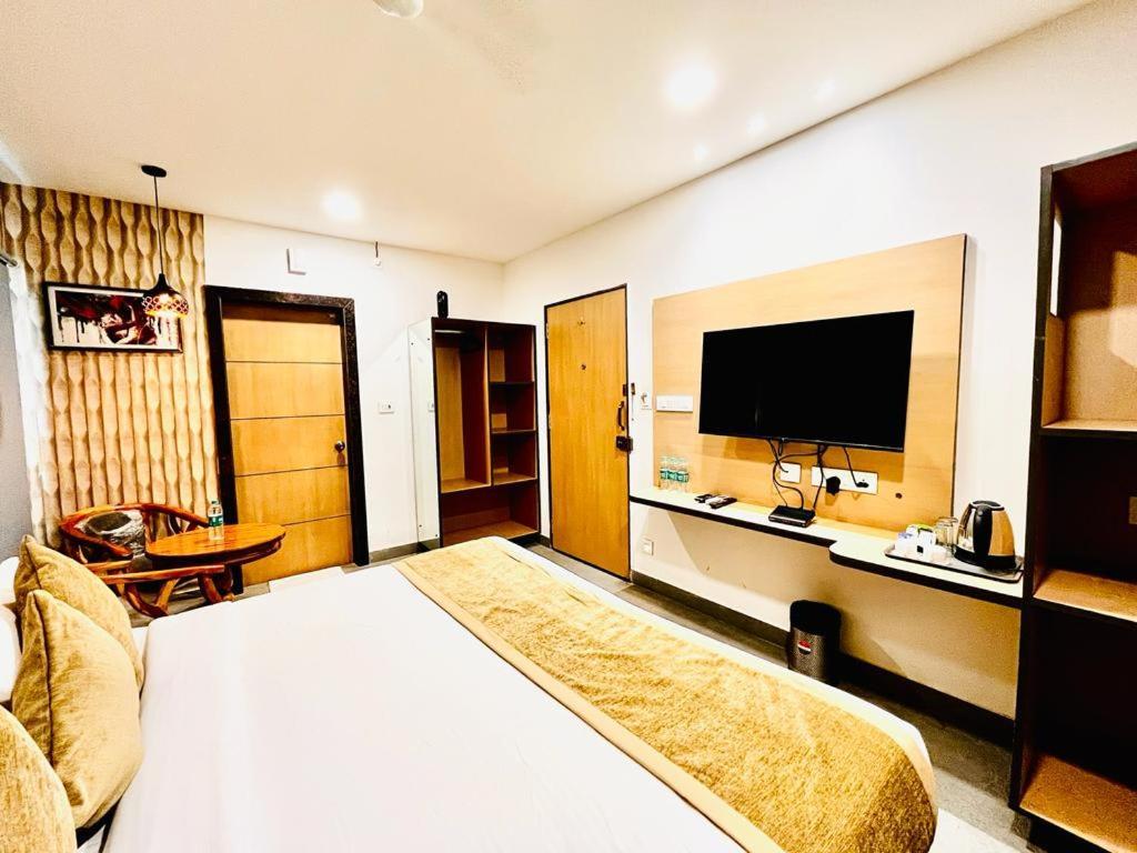Hotel Lake View Airport Zone Hyderabad Exteriör bild